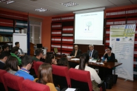 De izquierda a derecha, Juan Velarde, Jos M Casado y Nuria Magaldi durante la conferencia impartida en el Centro de Documentacin Europea.