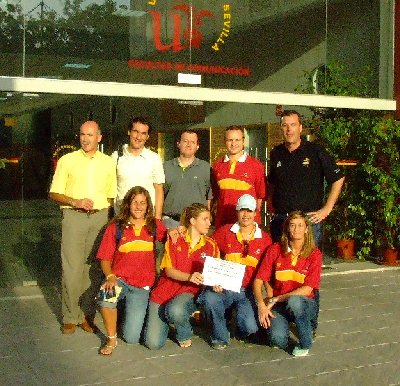 El equipo femenino de baloncesto de la UCO recibe el premio 'universitarias del ao'.