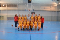 Equipo de baloncesto femenino antes del incio de la final