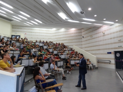 El decano Librado Carrasco durante su coloquio con los nuevos alumnos