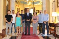 El rector y la vicerrectora de Investigacin junto al equipo del proyecto Roatn 