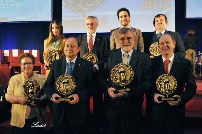 Los galardonados con sus trofeos