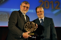 El rector recibe el premio de manos del presidente de la Junta Jose Antonio Grin