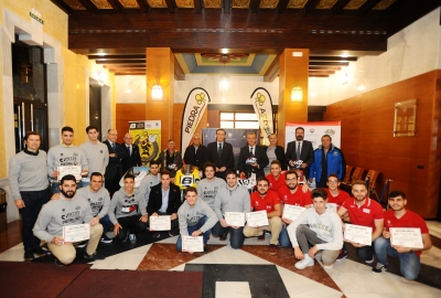 Foto de familia de autoridades acadmicas, patrocinadores y participantes en el MotoStudent