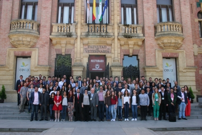 Foto de familia de autoridades y alumnos