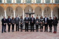 Foto de familia de autoridades tras la firma del convenio