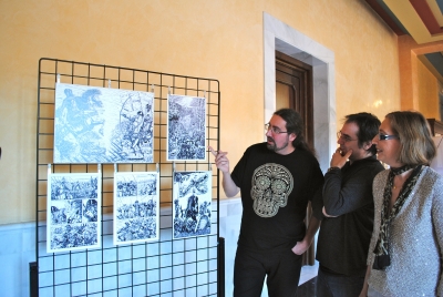 Un momento de la inauguracin. De izq. a dcha Ralo Cceres, Javier Fernndez y Carmen Blanco