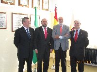 El profesor Carlos Lao recibe la insignia de oro del Servicio de Alojamiento