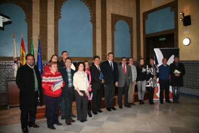 Premiados y autoridades acadmicas tras finalizar el acto