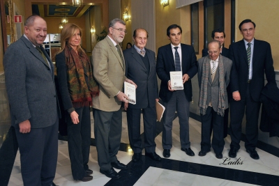 Angel Peralta en el centro, junto al rector, el alcalde,  vicepresidenta de la Diputacin,vicerrectores,profesores de la UCO y el director de Editorial Almuzara