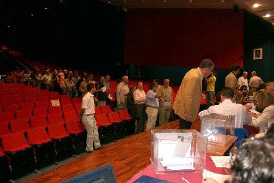 Abmiente del saln de actos de los Colegios Mayores al inicio de la votacin