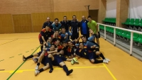 El equipo de ftbol sala con la copa conseguida