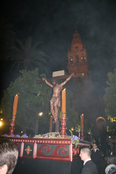 Un momento del paso del Cristo universitario por el patio de los Naranjos