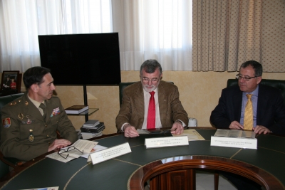 De izq a dcha Teodoro Baos, Jose Manuel Roldn y Enrique Aguilar Gaviln durante la presentaciniz