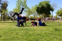 Improvisacin de Contact Dance en el parque de Miraflores.