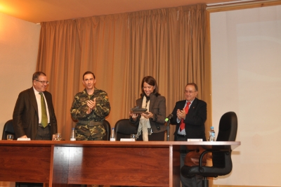 La profesora Moyano recibe un recuerdo de su intervencin en el ciclo de conferencias de la BRIMZ X