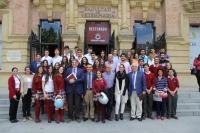 Foto de familia de ponentes y estudiantes asistentes al foro