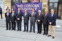 El rector, el tercero por la izquierda, junto con las autoridades organizadoras y participantes en la mesa redonda.