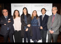 Pablo Prez, penltimo por la izquierda, junto a integrantes del jurado y la tambin premiada.