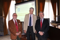 El presidente de la asociacin de alumnos, el director de la Ctedra y el profesor Manuel Pineda, antes de la conferencia