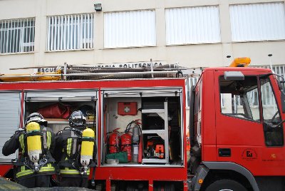 Evacan a 300 alumnos y docentes como parte de un simulacro de incendio en un laboratorio en la Escuela Universitaria Politcnica de Belmez