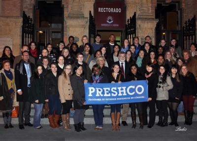 Alumnos y profesores de Preshco , en la puerta del Rectorado