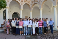 Foto de familia de los premiados, junto a autoridades y familiares.