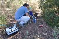 Dos cientficos de la Universidad de Crdoba toman muestras en Sierra Morena