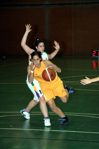 Un momento del encuentro de baloncesto femenino