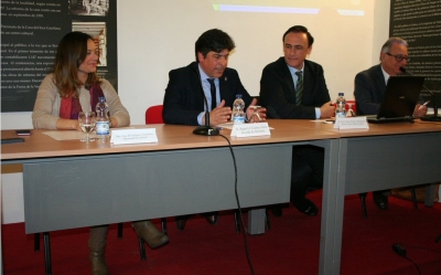 El rector, el segundo por la derecha, durante la presentacin del programa de actividades 