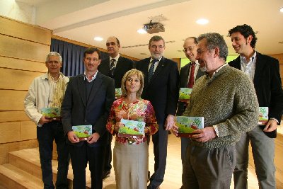 El libro ' 101 especies en el campus de Rabanales. Muestra de Fungi, flora y fauna', revela la rica biodiversidad de este mbito universitario.