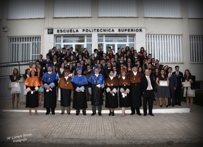 Profesores y alumnos tras el acto de graduacin