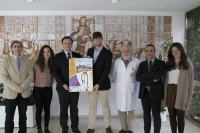 Alumnos de la Facultad de Medicina y Enfermera, acompaados por el rector de la UCO, el vicerrector de Estudiantes, el decano del Centro y el vicedecano de Ordenacin Acadmica y Estudiantes de la Facultad.