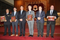 El rector, Jos Carlos Gmez Villamandos y el presidente del Consejo Social, Francisco Luis Crdoba, acompaados de los premiados Toms de Aquino.