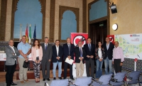 Foto de familia de personal y representantes de las entidades que colaboran en el desarrollo del sistema de Zona Cardioasegurada de la UCO