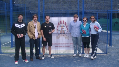 Los ganadores con sus trofeos