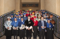 En el centro, el rector y los nuevos doctores honores causa en la foto de familia con integrantes del claustro universitario