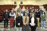 De izquierda a derecha: Cristina Aguilar Porro, vicerrectora de Estudios de Posgrado, Lourdes Arce Jiménez, vicerrectora de Innovación y Transferencia, y M.ª Ángeles Risalde Moya, coordinadora del Programa de Doctorado Biociencias y Ciencias Agroalimentarias, junto con parte de las personas asistentes